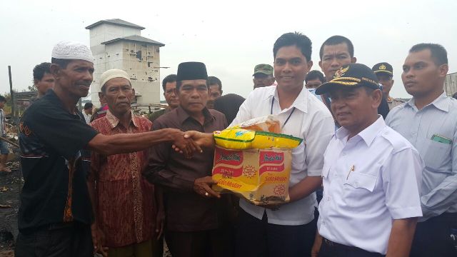 IKMR Riau Komplek Beri Bantuan Warga Korban Kebakaran Pasar Pulau Muda